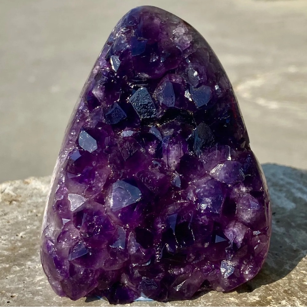 Uruguayan Amethyst Cathedral Geode Crystal. 402g grams